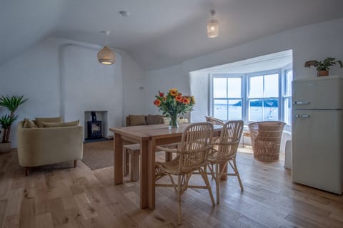 Cottage (2 Bedrooms) | Living area | 32-inch Smart TV with cable channels, TV, fireplace