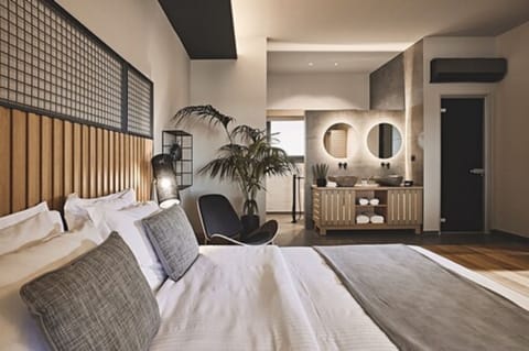 Superior Studio Suite (O2) | In-room safe, soundproofing, free WiFi, bed sheets