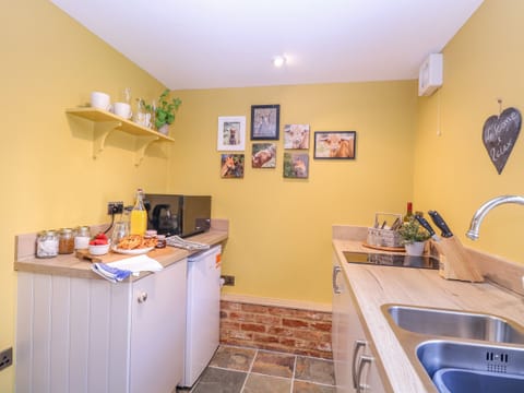 Cottage | Private kitchen | Fridge, electric kettle, toaster, cookware/dishes/utensils