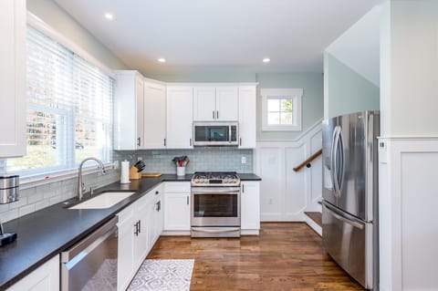 Natural gas cooktop, electric oven. 