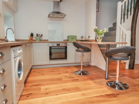 Cottage | Private kitchen | Fridge, dishwasher, electric kettle, toaster