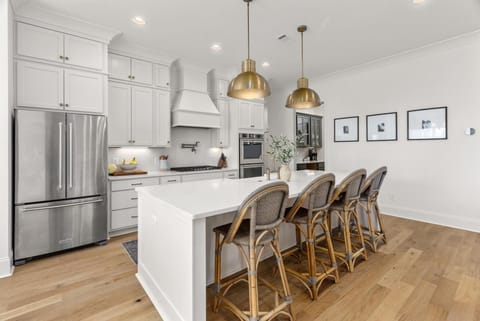 Spacious and Airy Fully Stocked Chef's Kitchen