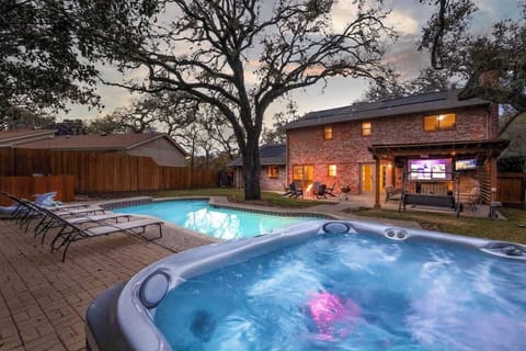 This amazing pool can be heated to 85F! Soak in the Hot Tub after a long day out in San Antonio