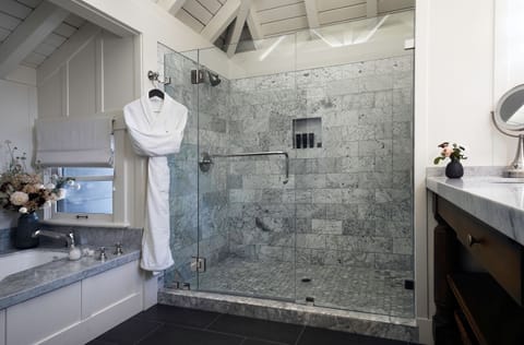 Oakview Room | Bathroom | Free toiletries, hair dryer, bathrobes, towels