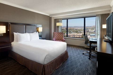 Premium bedding, in-room safe, desk, laptop workspace