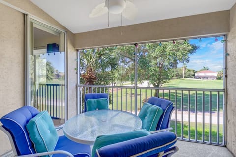 Enjoy time spent the fully screened lani, with a front row seat to the activity on the 10th green.