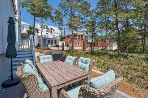 Outdoor entertaining area, complete with dining for 6 and a propane grill for your families use.