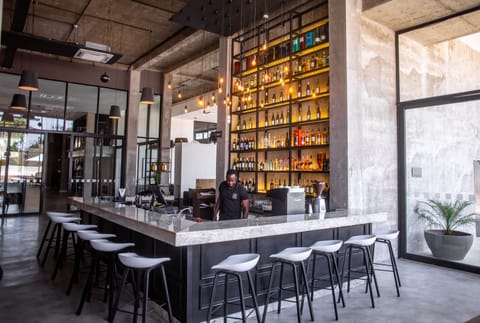2 bars/lounges