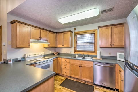 Kitchen | Fully Equipped w/ Cooking Basics