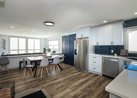 Fully equipped kitchen, seen from the main entry