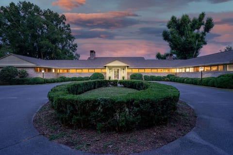 Turn-around driveway and entrance