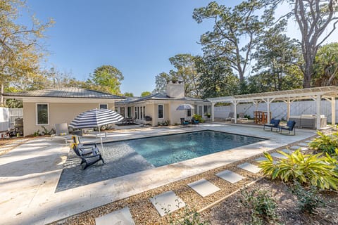 Beautiful pool and outdoor living space at Island Pearl