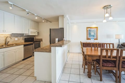 Kitchen / Dining Area