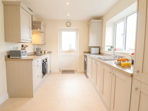 Cottage | Private kitchen | Fridge, microwave, dishwasher, electric kettle