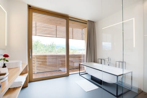 Presidential Suite | Bathroom | Shower, eco-friendly toiletries, hair dryer, bathrobes