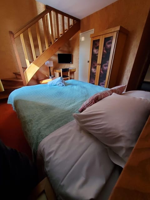 Laptop workspace, blackout drapes, soundproofing, free WiFi