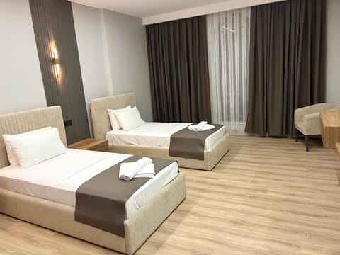 Standard Twin Room, Mountain View | Egyptian cotton sheets, Select Comfort beds, desk, laptop workspace