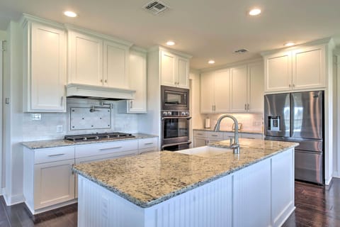 Fully Equipped Kitchen | Main Floor