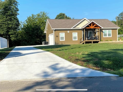Easy accessible from main road.
1 Mile to Parkway light #3 Pigeon Forge 