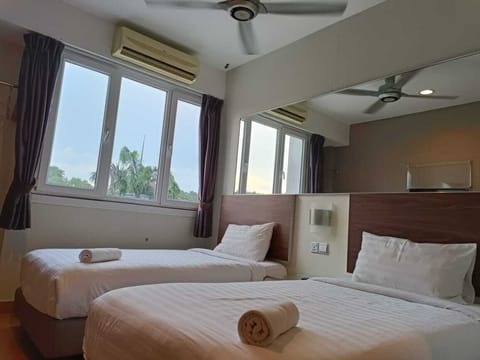 Comfort Twin Room | In-room safe, desk, free WiFi, bed sheets