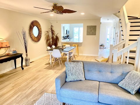 Eagles Landing! Community Pool, Pickle Ball & Tennis Courts Available to Guests
Open Floor Plan