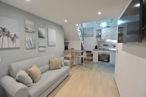 Comfort Studio | Living area | Flat-screen TV