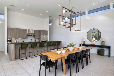 Dining and breakfast bar, ample space for everyone.