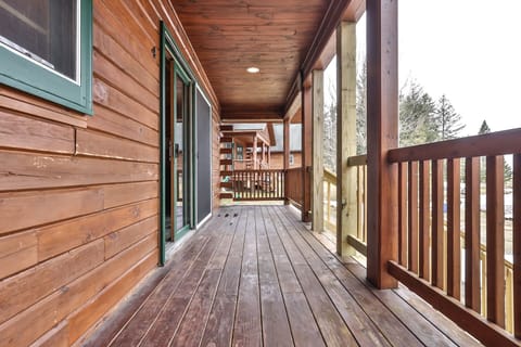 Spacious front porch to overlook the lake view