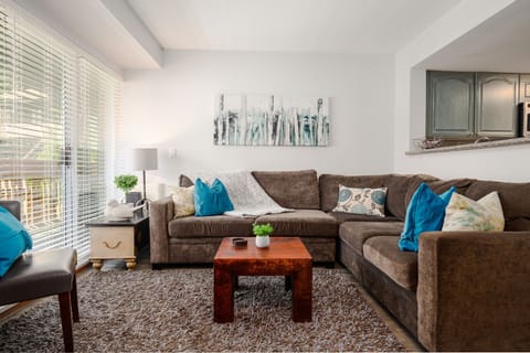 Welcome to 43 Sunpath! A warm and modern vacation home!