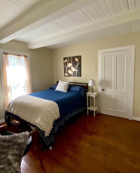 Downstairs bedroom - Full sized bed.  Lake view!