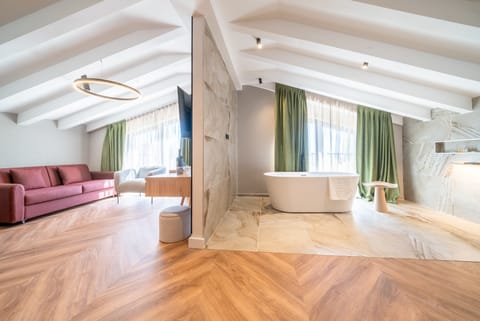 Deluxe Studio | Living area | 44-inch LCD TV with cable channels, TV