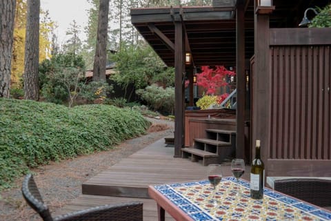 Hot Tub and outdoor dining 