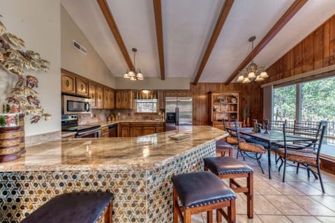 Open kitchen & dining area — ideal for group meals & holiday feasts