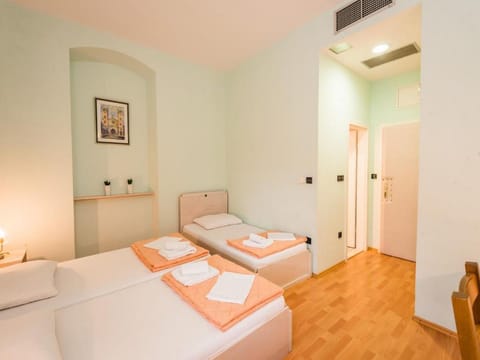 12 bedrooms, free WiFi