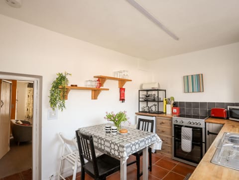 Cottage | Private kitchen | Fridge, electric kettle, toaster, cookware/dishes/utensils