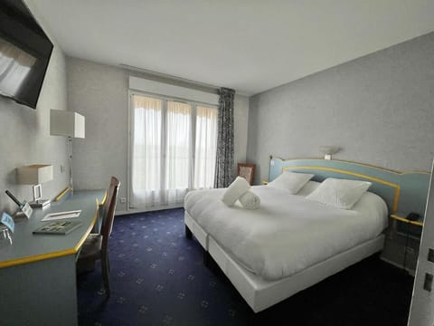 Deluxe Room | Premium bedding, desk, laptop workspace, blackout drapes