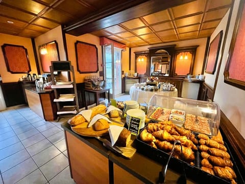 Daily buffet breakfast (EUR 13.5 per person)