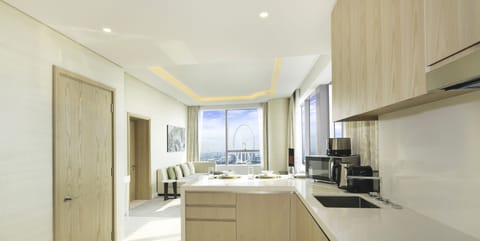 Deluxe Apartment | Private kitchen | Full-size fridge, microwave, oven, stovetop