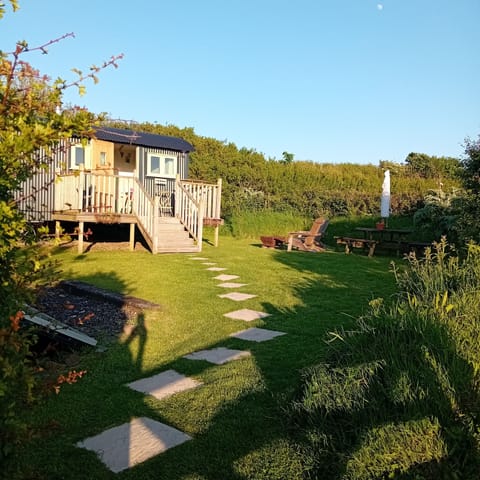 stayinhartland @ Quincecote shepherds hut.Sited in its own garden.Far sea view