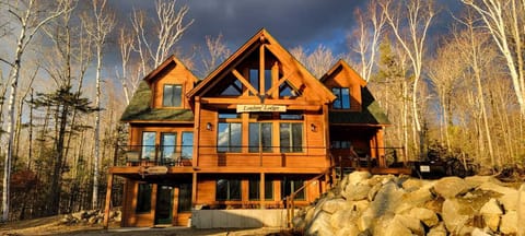 Beautiful ski lodge - private wooded lot
