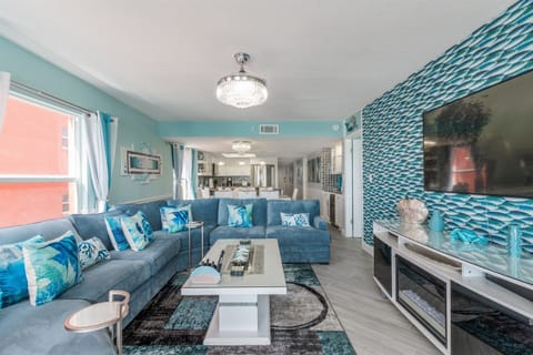 Living area w/ large TV overlooks the BEACH