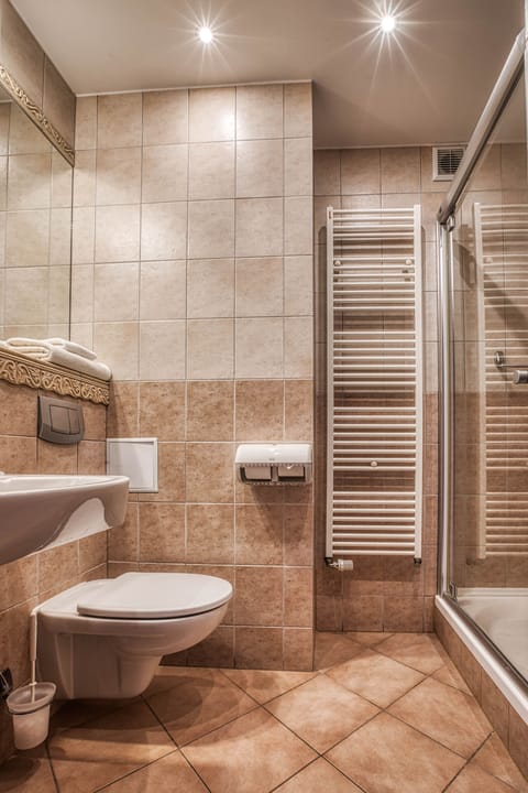 Basic Double Room | Bathroom | Shower, hair dryer, towels