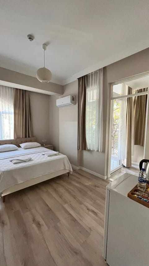 Standard Room, 1 Double Bed, Non Smoking, Corner | Desk, blackout drapes, iron/ironing board, free WiFi