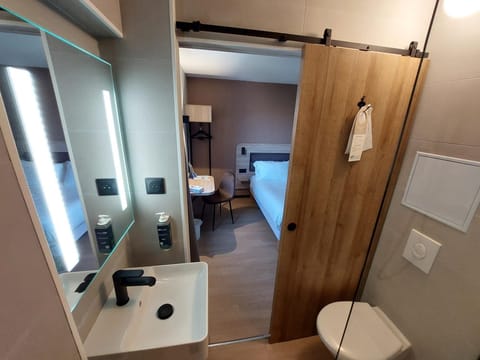 Premium bedding, in-room safe, desk, soundproofing