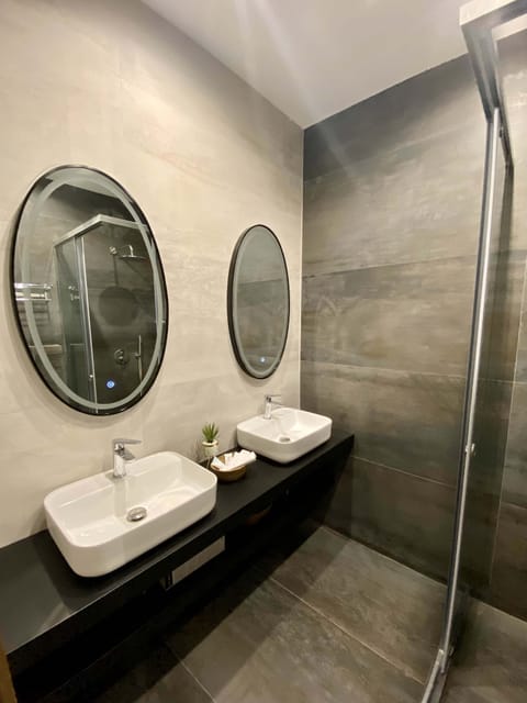 Family Room | Bathroom | Shower, rainfall showerhead, free toiletries, hair dryer