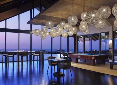 2 bars/lounges, swim-up bar, poolside bar
