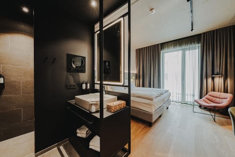 Deluxe Double Room | Hypo-allergenic bedding, in-room safe, desk, laptop workspace