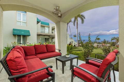 Large lanai perfect for unwinding in island breezes