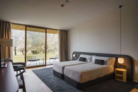 Room Deluxe Garden | Minibar, in-room safe, desk, blackout drapes