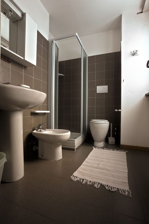 Twin Room, 2 Twin Beds | Bathroom | Hair dryer, towels